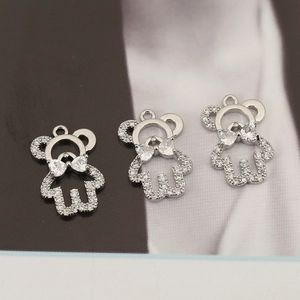 Tre ciondoli a forma di orsetto placcati oro 18K con zirconi e piccoli fiocchi