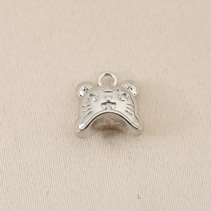 Détail d'un pendentif tête de tigre argenté avec finition miroir métallique polie