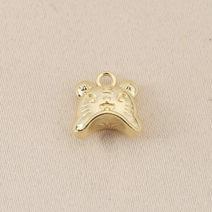 Détail du pendentif tigre en plaqué or 18K avec texture métallique lisse pour bijoux DIY