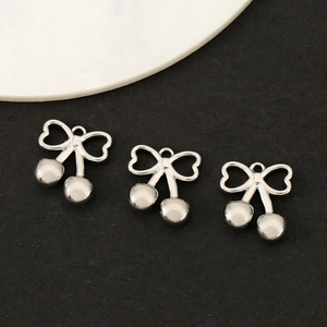 Colgantes de cereza y lazo en plata pulida con anillos para creación de joyas set de tres
