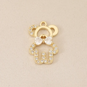 Dettaglio macro del ciondolo a forma di orso placcato oro 18K con fiocco in zircone