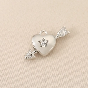 Dettaglio del ciondolo a freccia di Cupido argento con cuore e inserto a stella brillante