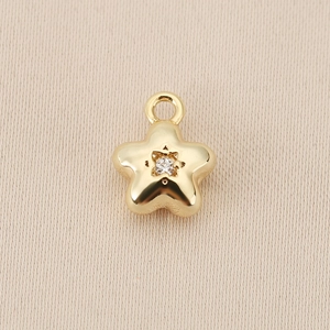 Dettaglio pendente a stella placcato oro 18k con zircone lucido per gioielli fai-da-te