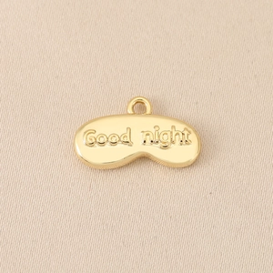 Détail du pendentif masque de sommeil plaqué or 18K avec gravure Good night pour bijoux