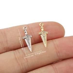 Ciondolo Spada Pugnale in Rame Vintage per Creazione Gioielli Placcato Oro 18K Argento con Zirconia Intarsiata Gioiello Fai Da Te