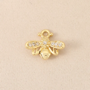 Makroaufnahme der 18K vergoldeten Biene mit funkelnden Zirkonia-Steinen für den DIY-Schmuck
