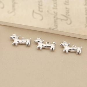 Trois pendentifs chien teckel en argent pour bijoux DIY avec finition polie brillante