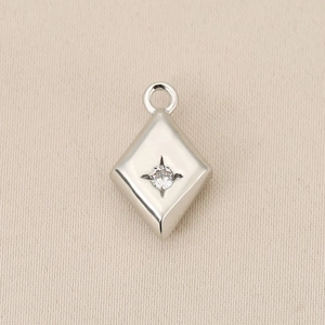Macro-detail van de verzilverde ruitvormige hanger met fonkelende zirkonia inlay