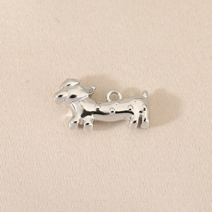 Vue détaillée du pendentif teckel argenté poli pour la création de bijoux DIY