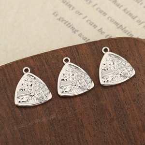 Tre ciondoli triangolari in argento con alberi in zircone e rilievi su legno
