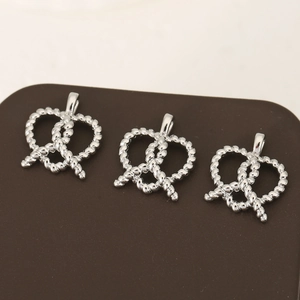 Trois breloques en métal argenté en forme de bretzel pour la création de bijoux DIY