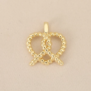 Vue détaillée d'un pendentif bretzel en or 14K avec une texture de corde torsadée