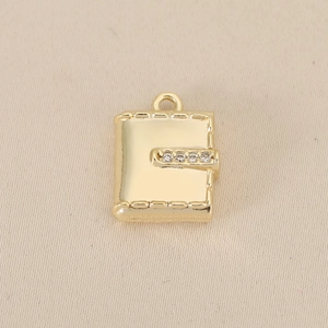 Detail van 18k vergulde boekhanger met schitterende zirkonia-accenten voor sieraden