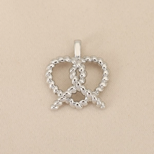 Détail d'un pendentif bretzel en argent plaqué or 14K avec texture torsadée