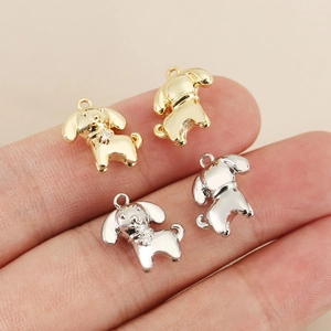 Macro di ciondoli a forma di cucciolo in oro e argento con strass sulle punte delle dita