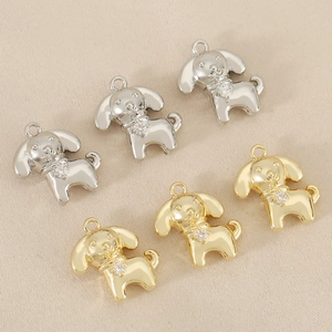 Dettaglio di ciondoli a forma di cane placcati oro 18K con cristalli per gioielli DIY