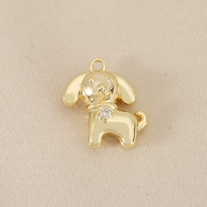 Dettaglio di un ciondolo a forma di cucciolo placcato oro 18 carati con zircone lucido