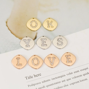 Vue détaillée de pendentifs alphabet en cuivre plaqué or 18 carats avec oxydes de zirconium