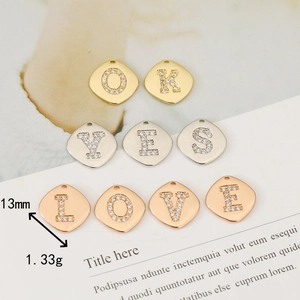 Pendentif alphabet plaqué or 18K avec cristaux en tons or, argent et or rose, 13mm