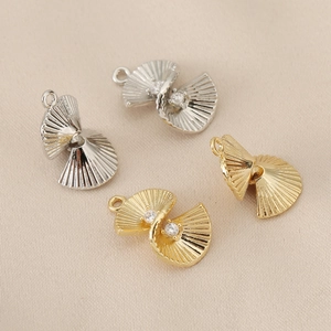 Pendenti a ventaglio plissettati con zircone centrale e placcatura in oro 18K