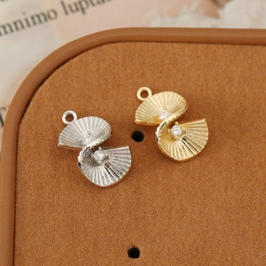 Macro di ciondoli a conchiglia placcati in oro 18 carati e argento con zirconi e texture