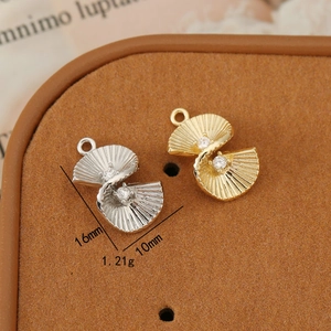 Pendenti geometrici a ventaglio placcati in oro 18K con incastonati zirconi cubici