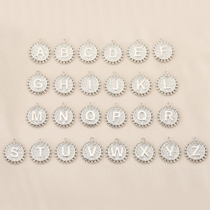 Set di 26 ciondoli in rame placcati oro 18 carati con bordi perlati per collane DIY
