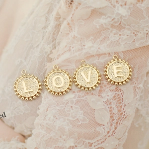Ciondoli lettere LOVE in rame placcato oro 18K con bordo a perline per collane DIY