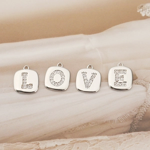 Detailansicht quadratischer Silberanhänger mit funkelnden LOVE-Zirkonia-Buchstaben