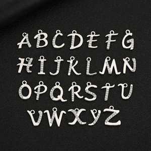 Makroansicht der Buchstabenanhänger A-Z in Silber-Optik mit Pavé-Kristallbesatz