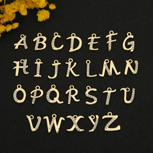 18K vergoldete Kupfer Alphabet Ohrringe Set mit glitzernden Strasssteinen von A bis Z