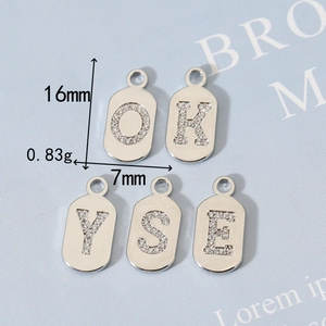 Fünfteiliges Set ovaler Buchstabenanhänger mit Mikropavé-Kristallen versilbert