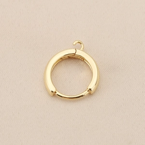 Dettaglio della chiusura per orecchini in argento S925 placcato oro 18K per gioielli DIY