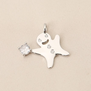 Détail macro du pendentif fantôme argenté serti de zircons ronds et étincelants