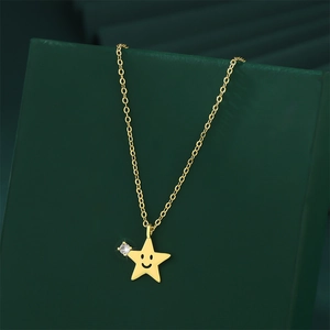 Détail du pendentif étoile plaqué or 18K avec visage souriant et pierre de zircon