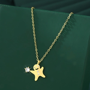 Vue macro du pendentif bonhomme de pain d'épices plaqué or 18K avec zircon sur boîte