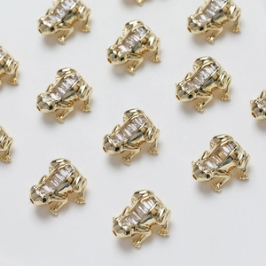Détail de breloques grenouille plaquées or 18K avec zircons pour la création de bijoux DIY
