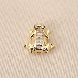 Détail macro du pendentif grenouille plaqué or 18K avec zircons baguette pour bijoux