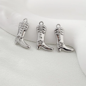 Trois pendentifs bottes de cow-boy en argent avec détails d'étoiles et zircons brillants