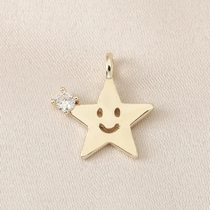Vue macro détaillée du pendentif étoile plaqué or 18k avec sourire et pierre de zircon