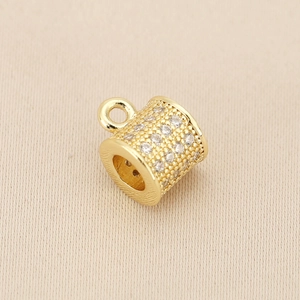 Makro-Detail von 18k vergoldetem Pavé-Zirkon Fass-Anhänger mit Ring für DIY-Schmuckdesign