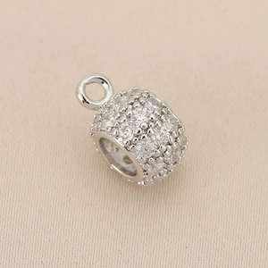 Nahaufnahme von 18K vergoldeter Perle mit Mikropave-Zirkonia für DIY-Schmuckbau