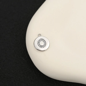 Vista detallada del colgante redondo plateado con circonitas para joyería DIY