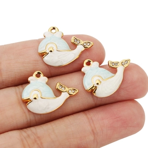 Vue macro détaillée de pendentifs dauphin plaqués or 18 carats avec émail et petits zircons