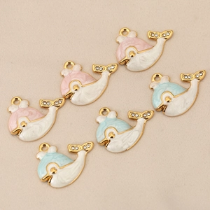 Lot de 6 pendentifs dauphin dorés 18 carats avec émail coloré et petits cristaux