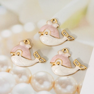 Pendentifs dauphin plaqués or 18 carats avec émail rose et blanc et zircons brillants
