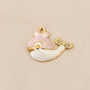 Détail du pendentif dauphin plaqué or avec émail rose et accents de zircons étincelants