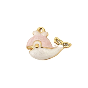 Pendentif baleine en émail rose et blanc avec placage or 18 carats et zircons fins