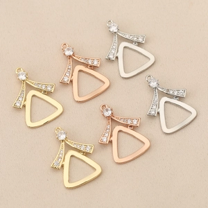 Set de 6 colgantes triangulares geométricos con circonitas en oro, plata y rosa