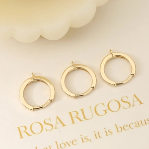 Detalle de tres aros dorados pulidos para pendientes con anillos colgantes para joyas DIY